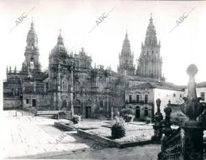 Vista de la catedral y plaza de san Martín