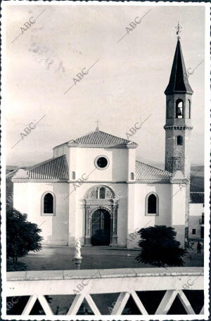 Fachada principal de la iglesia parroquial de san Juan Bautista, en la que se...