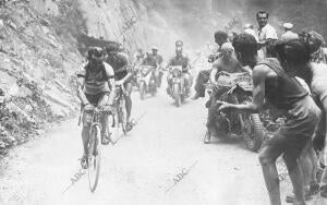 La fotografia recoge un interesante momento en plena carrera de la etapa...