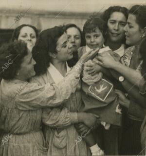 La fotografía se refiere a la visita que hicieron a sus madres, en la Prisión...