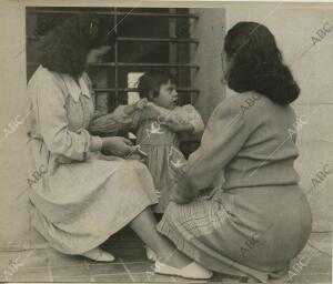 La fotografía se refiere a la visita que hicieron a sus madres, en la Prisión...
