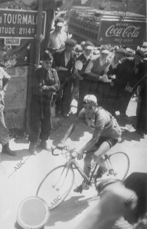 Bernardo Ruiz llega A la línea de meta en el Tourmalet en la etapa Tarbes -...