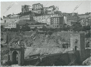 El Álcazar de Toledo visto desde el puente de Alcántara