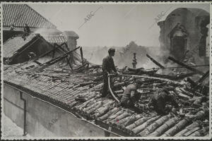 En la imagen, los bomberos apagan el tejado de la biblioteca