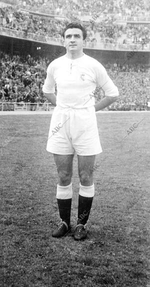 Miguel Muñoz en junio de 1953, vistiendo el uniforme del Real Madrid, en el...