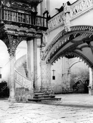 Coro y curioso órgano sobre una columna del templo san Hipólito en el pueblo...