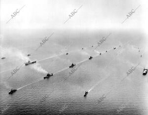 He aquí una bellísima fotografía, obtenida desde el aire, de los buques que...