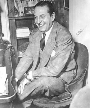 Joaquín Calvo Sotelo ante su mesa de trabajo