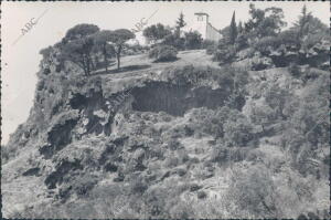 Sobre un desgarrón de la Roca, el santuario de la Virgen de los Ángeles