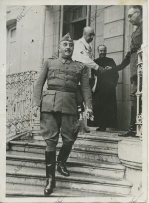 El Jefe del Estado Francisco Franco abandona el palacio de Ayete en San...