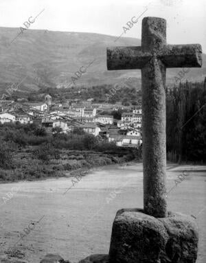 Crucero y vista del pueblo Candelario (Salamanca)