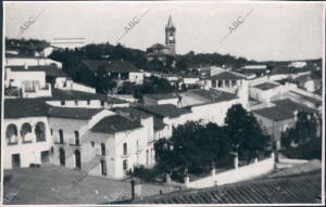 Vista de Fuenteheridos (Huelva), entre cuya vegetación se Agrupa el caserío