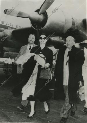 Ava Gardner acompañada del escritor Herbert Friedrich llega a la capital...