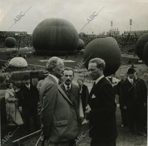 Fiesta internacional de aerostación en la que tomaron parte los profesores...