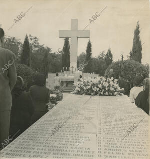 En primer plano, la losa donde aparecen sus nombres grabados