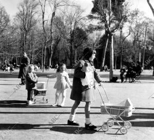 Niñas jugando con sus muñecas en una de los parques de Madrid