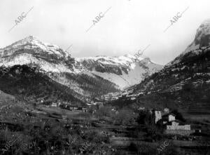 Vista general del valle donde se Situa el pueblo Lebeña y de los Picos de Europa...