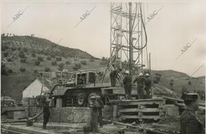 Técnicos y obreros trabajando en el sondeo