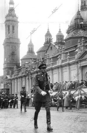 Su alteza real el príncipe de Asturias, don Juan Carlos de Borbón, al frente de...