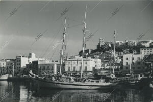 El velero norteamericano «Sancho Panza», anclado en el puerto de Ibiza