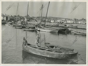 En la barca unas jóvenes navegantes, marineras y encajeras de palillos