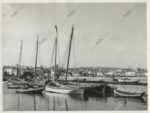 Lanchas de pesca y carga en el puerto de Camariñas, patria de la industria de...