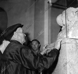 Manuel Campello Esclapés, durante la visita que Hizo en la mañana del domingo al...