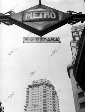 Estación del metro plaza de España y la torre de Madrid