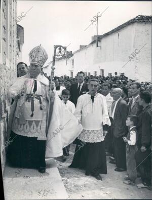 Inauguración de la Escuela-Hogar, un convento y una iglesia en el pueblo de las...