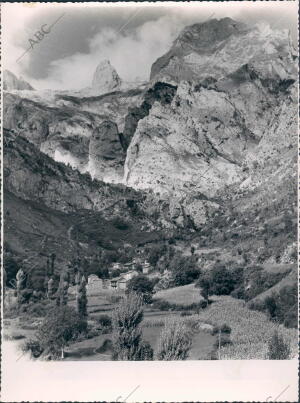 El pueblo de Cain bajo los Riscos y Peñas