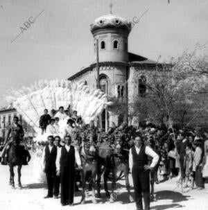 Vista de la carroza de la Reina de la tercera fiesta del olivo en el Desfile, A...