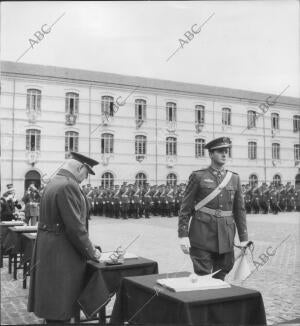 En la Imagen, don Juan Carlos Recibe el despacho de teniente de Infanteria de...