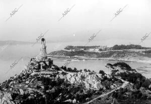 Vista general de la Virgen de la roca y al fondo del castillo monte real en el...