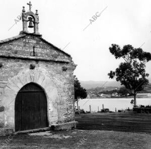 Ermita Mariñeira con las Redes A secar en Bayona (Pontevedra)