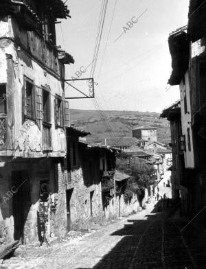 Vista de la calle del río del pueblo Santillana del Mar (Santander)