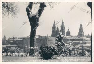 La Catedral de Santiago de Compostela vista desde La Alameda cubierta de nieve