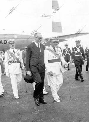 El caudillo y doña Carmen polo de franco Acudieron A recibir A tan Ilustres...