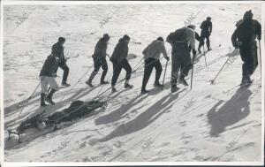 Grupo de Estudiantes Montañeros de la Universidad de Granada Subiendo en trineo...