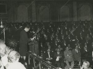 Pilar Primo de Rivera durante su intervención en el Pleno de las Cortes