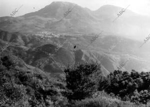 Vista general del pueblo Yunquera (Málaga), al sudeste la Sierra de las Nieves