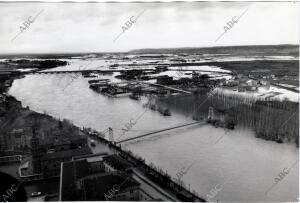 Un aspecto de uno de los barrios inundados por el río Ebro desde las Torres del...