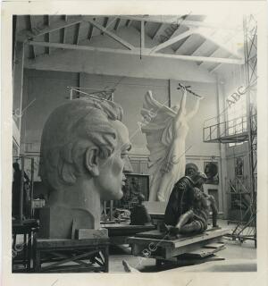 En primer término, uno de los setenta y cuatro bocetos hechos para las nueve...