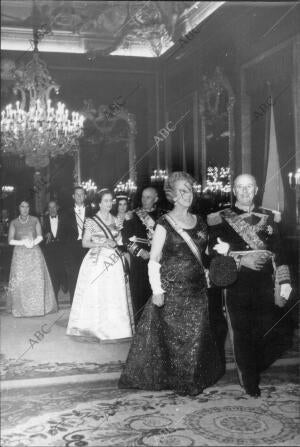 Cena Ofrecida en el palacio de oriente por su excelencia el jefe del estado...