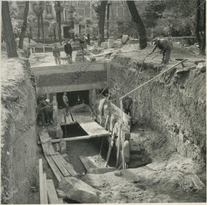 Fosa abierta en los jardines del Museo Arqueológico, en las que se albergará la...