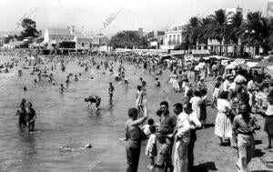 Águilas (Murcia). 1963. Bañistas en la playa de Poniente