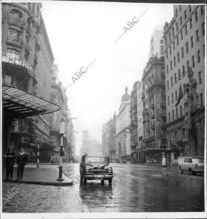 La gran vía Madrileña en un lluvioso día de 1963