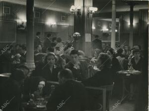 (CA.) Clientes en el interior del Café Gijón