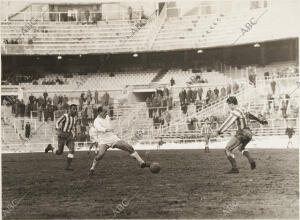 En la imagen Di Stefano intenta controlar un balón