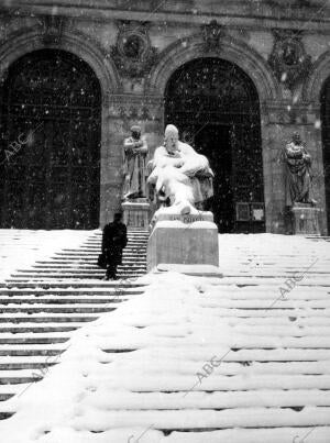 Escaleras de la biblioteca nacional Repletas de nieve