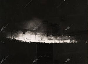 El siniestro fue sofocado por los bomberos, que dejaron a media mañana un retén...